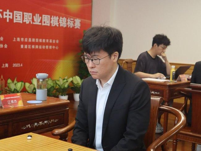 他的巨大挺进她的紧致