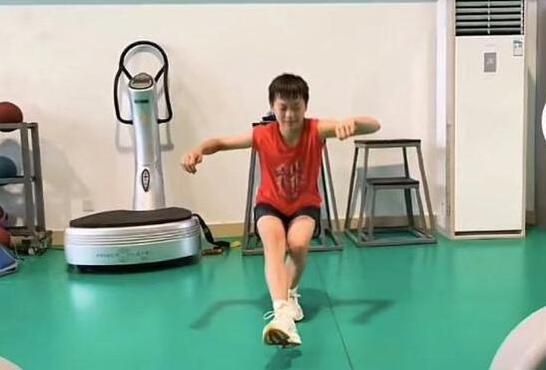 娇妻趴跪掀裙子光屁股姜罚